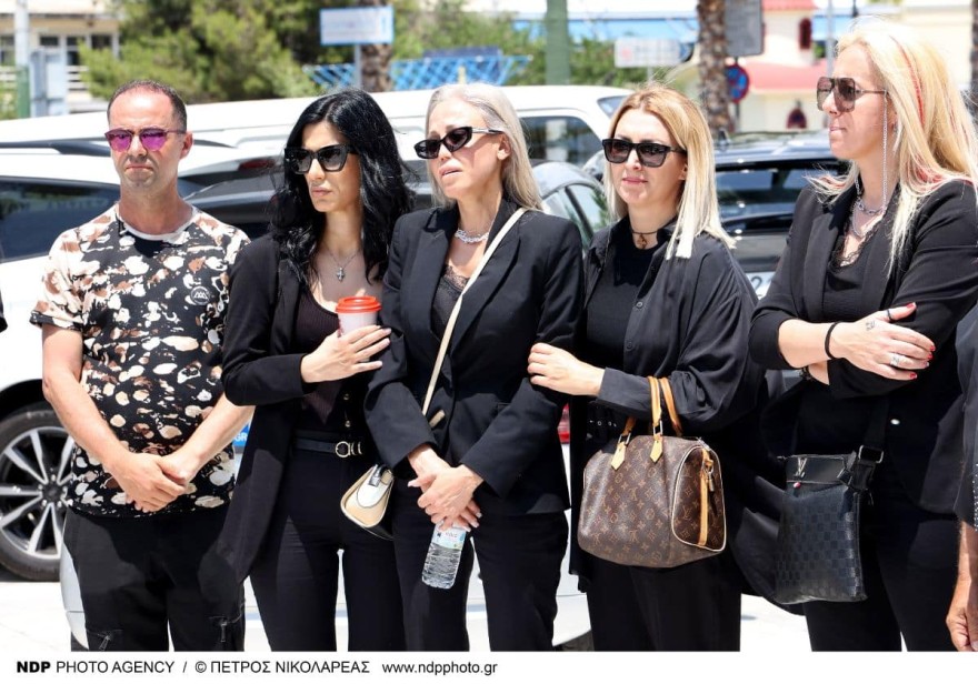 Κηδεία Γιάννη Φλωρινιώτη: Με στρας ο στολισμός της εκκλησίας - Τι γράφει επάνω το στεφάνι της κόρης του, Αννούλας (Αποκλειστικό!)