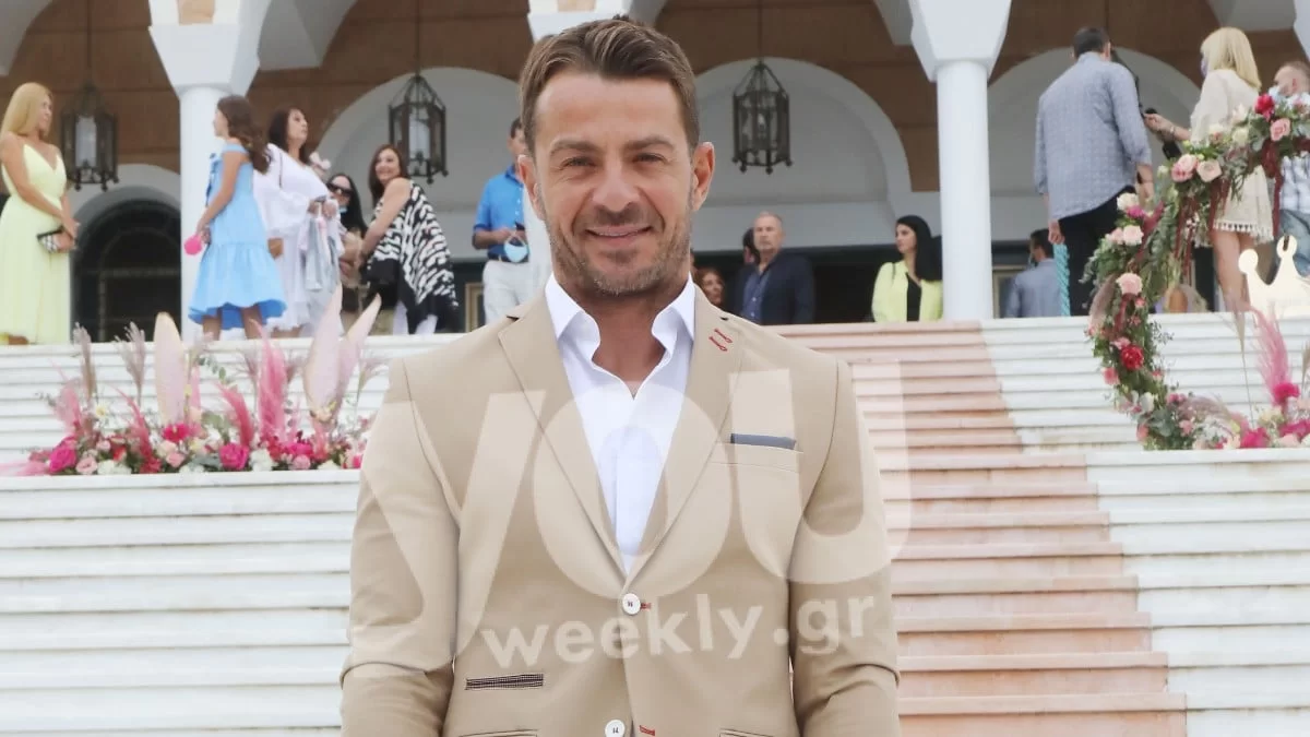 Σύντομα γαμπρός ο Αγγελόπουλος; Ενθουσιασμένος με την ανθοδέσμη που έπιασε σε φιλικό γάμο