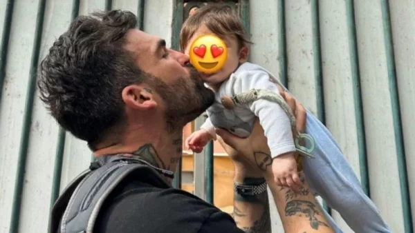 Ξετρελαμένος ο Δημήτρης Αλεξάνδρου - Ο νουνίτο έκανε το πρώτο του μπάνιο στη θάλασσα