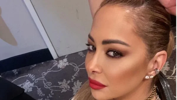 Mε ροζ αποκαλυπτικό ολόσωμο μαγιό που είχε όλη την πλάτη έξω - Η νέα καυτή εμφάνιση της Μελίνας Ασλανίδου