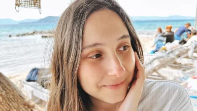 Με λαχανί παντόφλες και αέρινο φόρεμα - Η πρώτη βόλτα της Φωτεινής Aθερίδου με το νεογέννητο γιο της