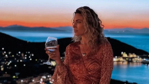 Της είχε φορέσει ροζ τούλινο φόρεμα και έσβησε 2όροφη τούρτα - Το ονειρικό πάρτι που έκανε η Οικονομάκου στην κόρη της