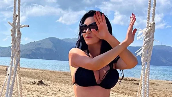 Αναστάτωσε το Tik Tok η Πόπη Μαλλιωτάκη - Το καυτό τσιφτετέλι της με μαύρο αποκαλυπτικό μπικίνι