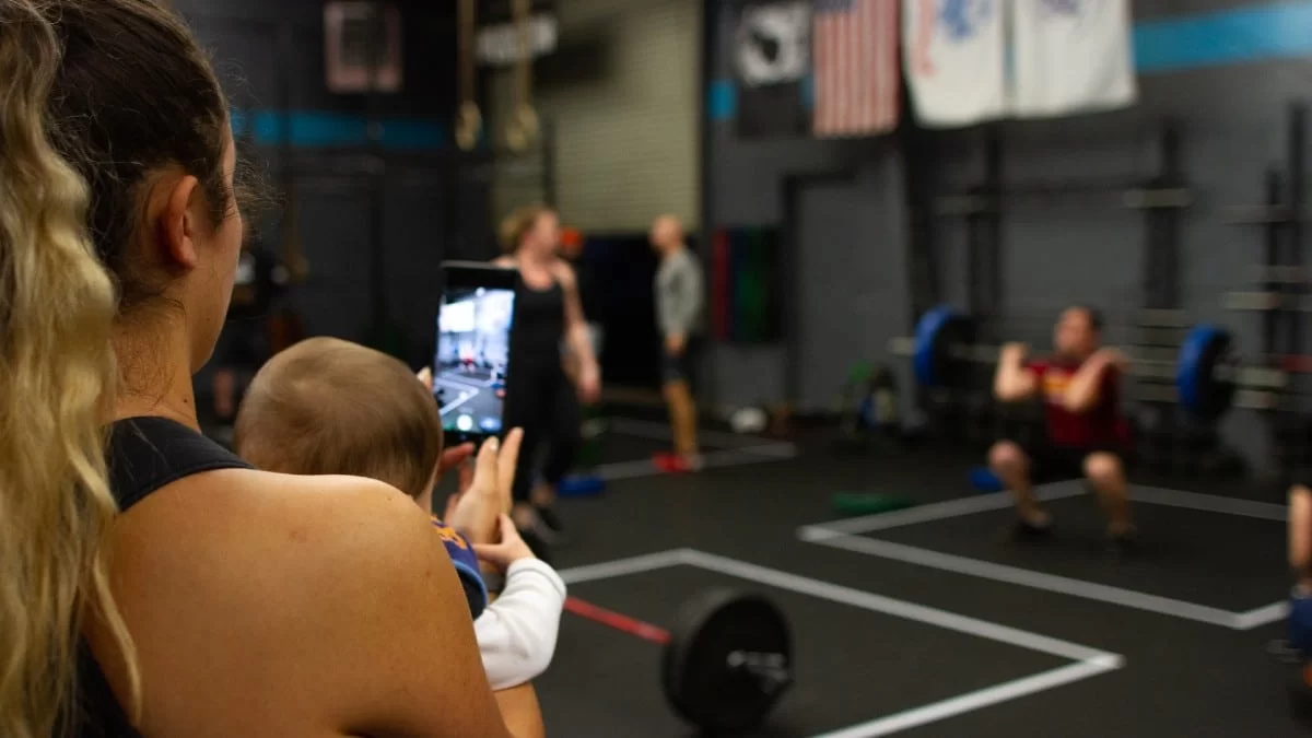 Γυμναστική μετά τον τοκετό: 4 ασκήσεις στο σπίτι, χωρίς εξοπλισμό, για να επανέλθει το σώμα μιας μανούλας