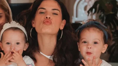 Η Αριάνα φιλούσε τη Φιλίππα στο στόμα και η Χριστίνα Μπόμπα ''έλιωνε'' - Η τρυφερή φωτογραφία με τα δίδυμα κορίτσια