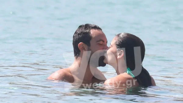 Aγκαλιά με τον Τανιμανίδη μέσα στη θάλασσα - Έτσι πέρασε η Χριστίνα Μπόμπα τα γενέθλιά της στην Αντίπαρο
