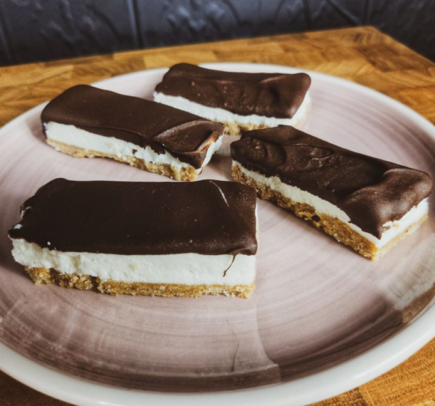 Για να τρως χωρίς τύψεις όλο το καλοκαίρι: Απίστευτο γλυκό ψυγείου με σοκολάτα και τυρί κρέμα