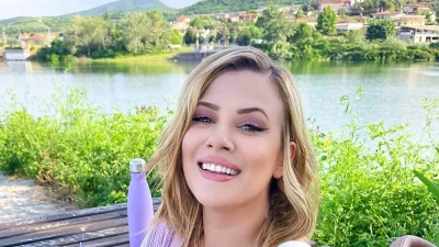 Με κροπ τοπ και εφαρμοστή παντελόνα - Βόλτα στο πάρκο για τη Λάουρα Νάργες και το γιο της