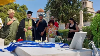 27 χρόνια από τον θάνατό του: Φανερά συγκινημένη πάνω από τον τάφο του Ανδρέα Παπανδρέου η Δήμητρα Λιάνη