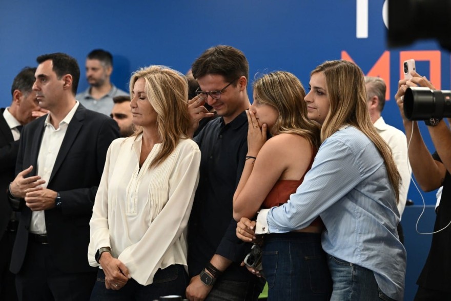 Εκλογές 2023: Έκλαιγαν κατά την ανακοίνωση της νίκης Μητσοτάκη τα παιδιά και η σύζυγός του - Η θερμή οικογενειακή τους αγκαλιά