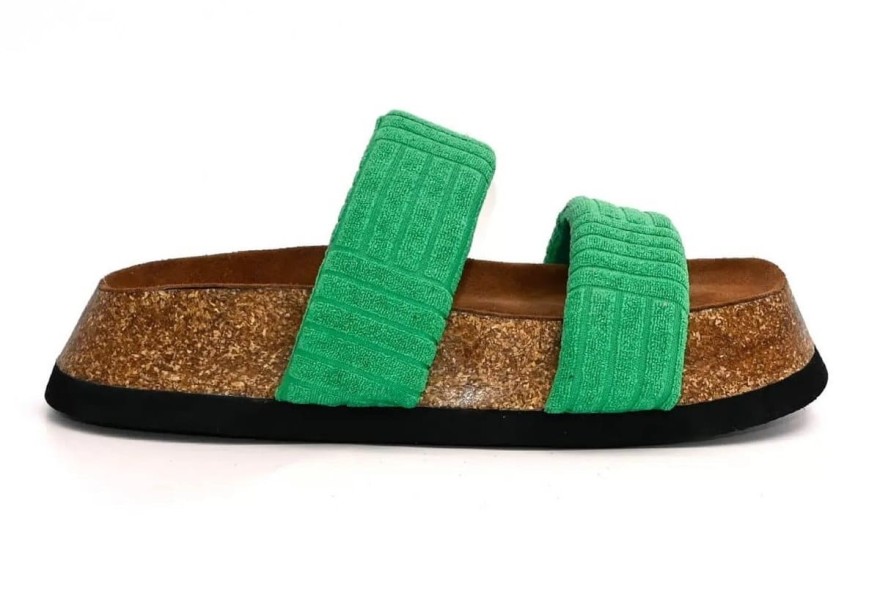 favela Απόλαυσε την παραλία με το κατάλληλο beachwear outfit