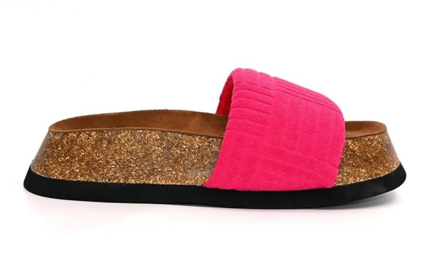 favela Απόλαυσε την παραλία με το κατάλληλο beachwear outfit