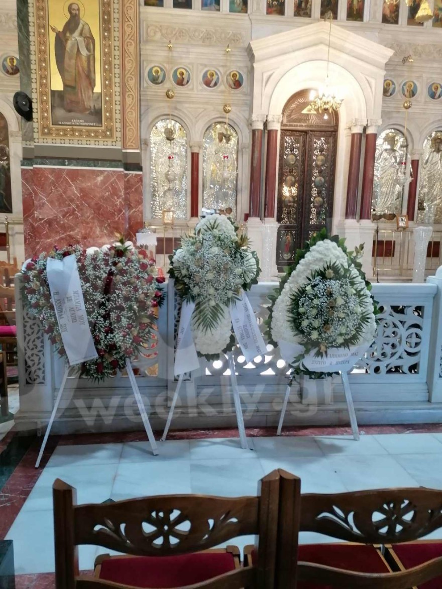 Κηδεία Γιάννη Φλωρινιώτη: Οι πρώτες φωτογραφίες - Τι γράφει επάνω το στεφάνι της κόρης του, Αννούλας