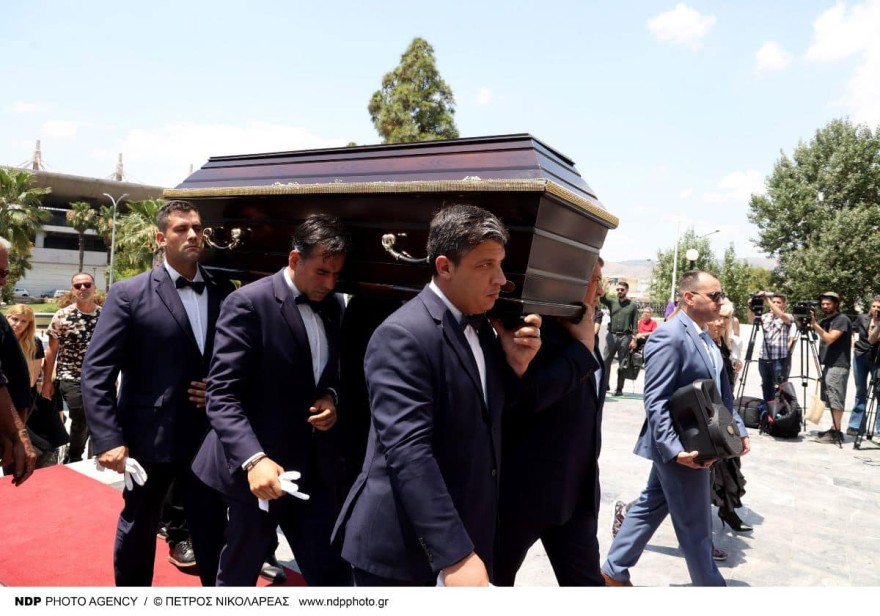 Κηδεία Γιάννη Φλωρινιώτη: Με στρας ο στολισμός της εκκλησίας - Τι γράφει επάνω το στεφάνι της κόρης του, Αννούλας (Αποκλειστικό!)