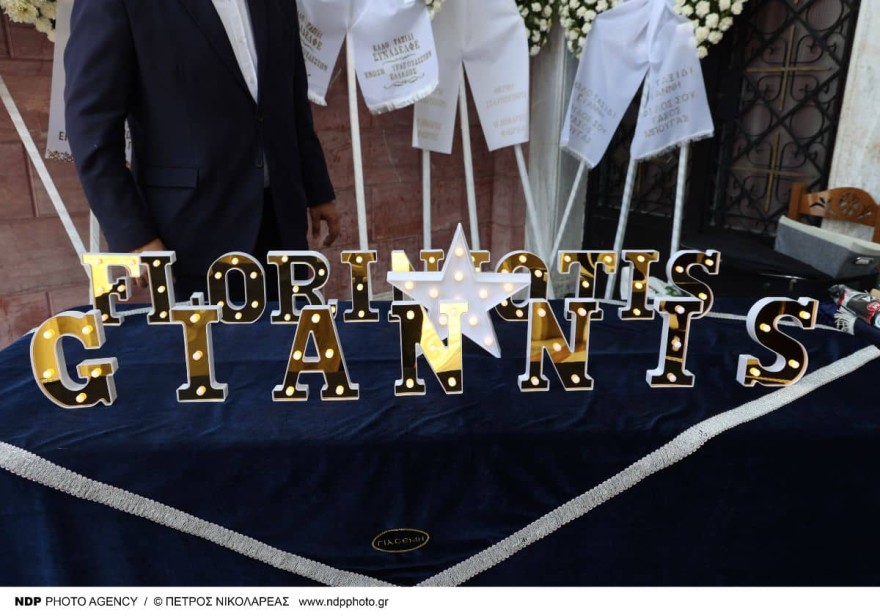 Κηδεία Γιάννη Φλωρινιώτη: Με στρας ο στολισμός της εκκλησίας - Τι γράφει επάνω το στεφάνι της κόρης του, Αννούλας (Αποκλειστικό!)