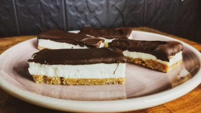 Για να τρως χωρίς τύψεις όλο το καλοκαίρι: Απίστευτο γλυκό ψυγείου με σοκολάτα και τυρί κρέμα