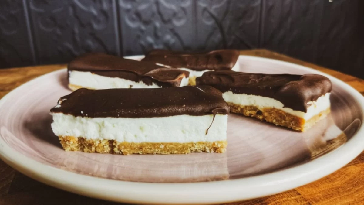 Για να τρως χωρίς τύψεις όλο το καλοκαίρι: Απίστευτο γλυκό ψυγείου με σοκολάτα και τυρί κρέμα