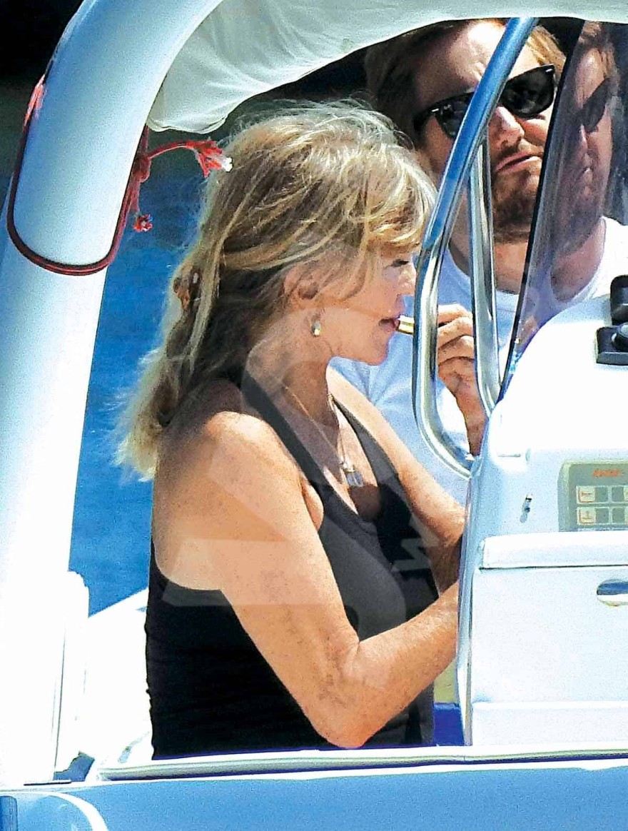 Αποκλειστικές φωτογραφίες: Πασίγνωστη 77χρονη ηθοποιός σε τρυφερά τετ α τετ με τον σύντροφό της στην Σκιάθο