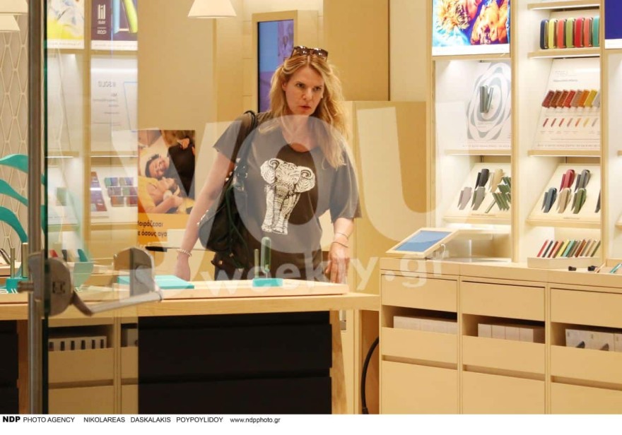 Άβαφη με επιμελώς ατημέλητο μαλλί για ψώνια  - Πως είναι και τι κάνει σήμερα η Έλενα Κατραβά (Μόνο στο Youweekly)