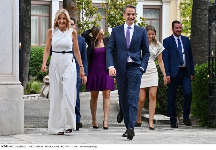 Ορκωμοσία Κ. Μητσοτάκη: Έκλεψαν τα βλέμματα η σύζυγος και οι κόρες του - Τι φόρεσαν