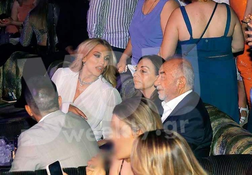 Στα μπουζούκια μαζί: Οι σχέσεις της Κωνσταντίνας Σπυροπούλου με τους γονείς του Βασίλη σε μία φωτογραφία 