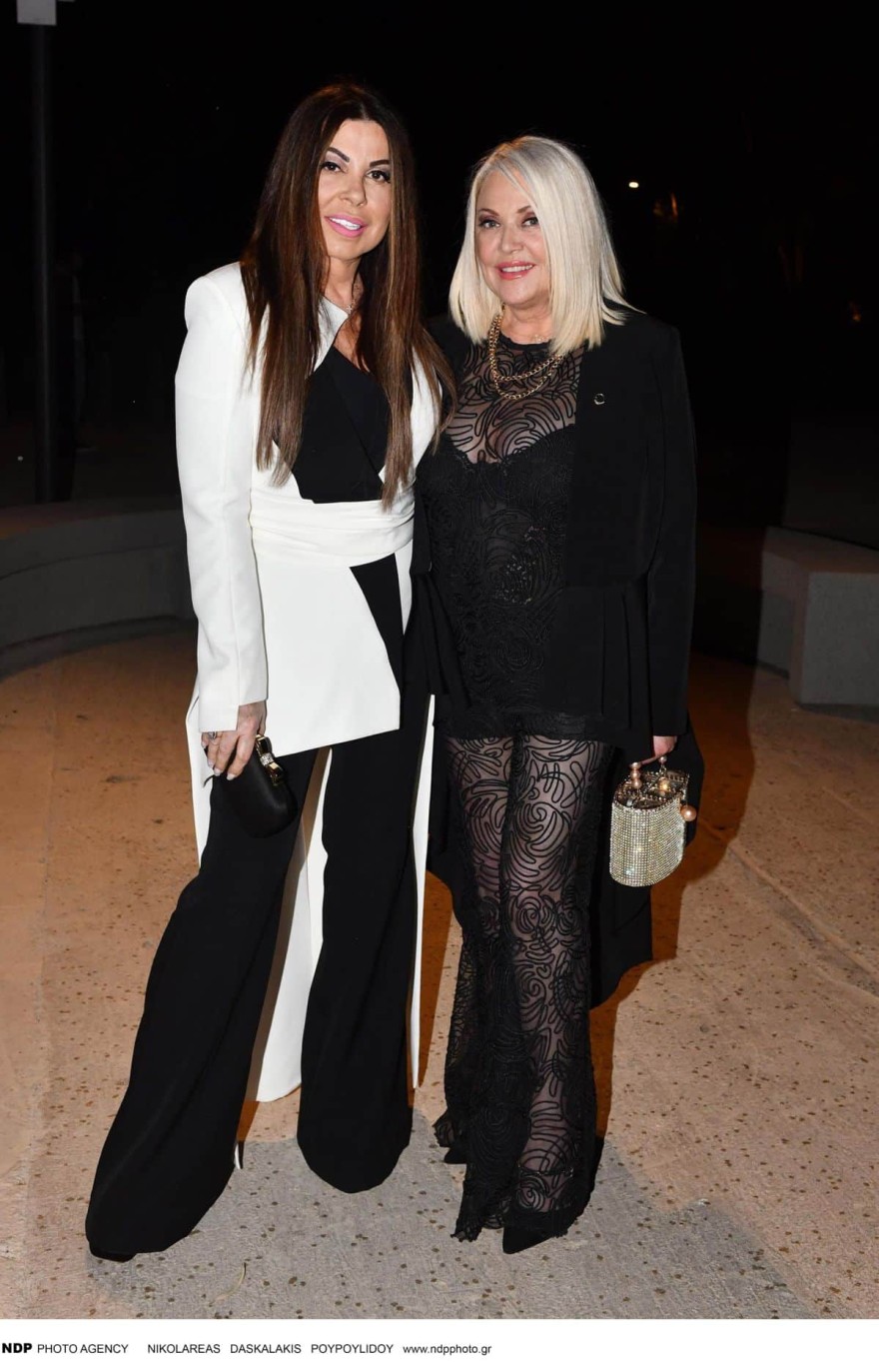 AXWD: Με μαύρο ημιδιάφανο κοστούμι - Η λαμπερή εμφάνιση της Ρούλας Κορομηλά στο Athens Fashion Week