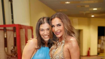 Παρασκήνια MAD VMA: Με μίνι γαλάζιο φόρεμα η Μελίνα Νικολαΐδη - Χέρι χέρι με τον 34χρονο σύντροφό της στους διαδρόμους