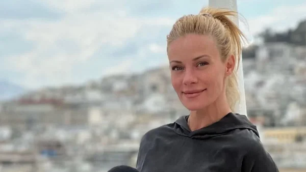 «Το σωστό θα ήταν να την περιμένουν να τελειώσει το χ@σιμο» - Σάλος στο twitter για την Ζέτα Μακρυπούλια μετά τα παράπονα για την αεροπορική