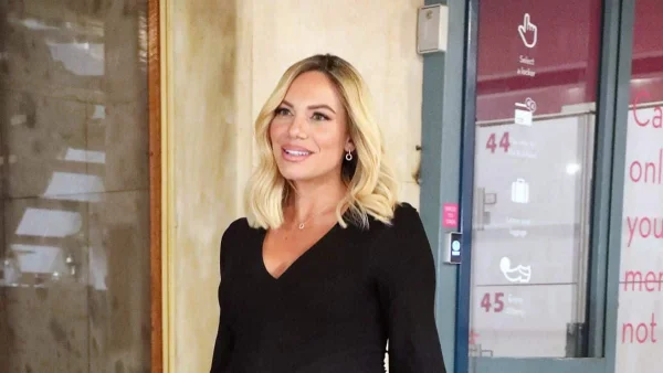 Αδυνατισμένη με μαύρο μάξι φόρεμα - Η πρώτη δημόσια εμφάνιση της Ιωάννας Μαλέσκου μετά την εγκυμοσύνη