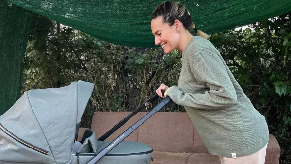 Έδειξε για πρώτη φορά την κόρη της - Με ροζ φορμάκι στην αγκαλιά της Ιωάννας Μαλέσκου το νεογέννητο μωρό