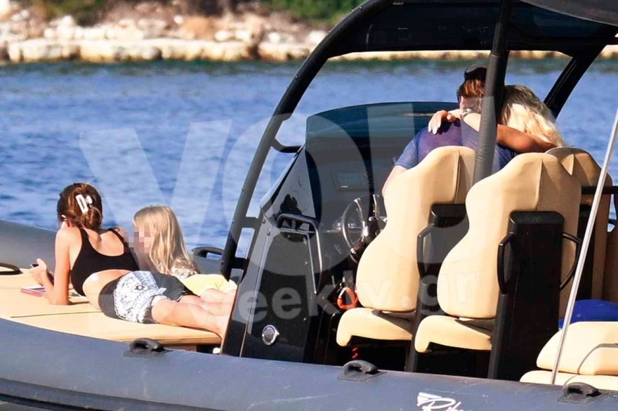 Αγκαλιές και φιλιά στο σκάφος με τον Ματέο - Το πρώτο μπάνιο της Ελένης Μενεγάκη με μικροσκοπικό τιγρέ μπικίνι