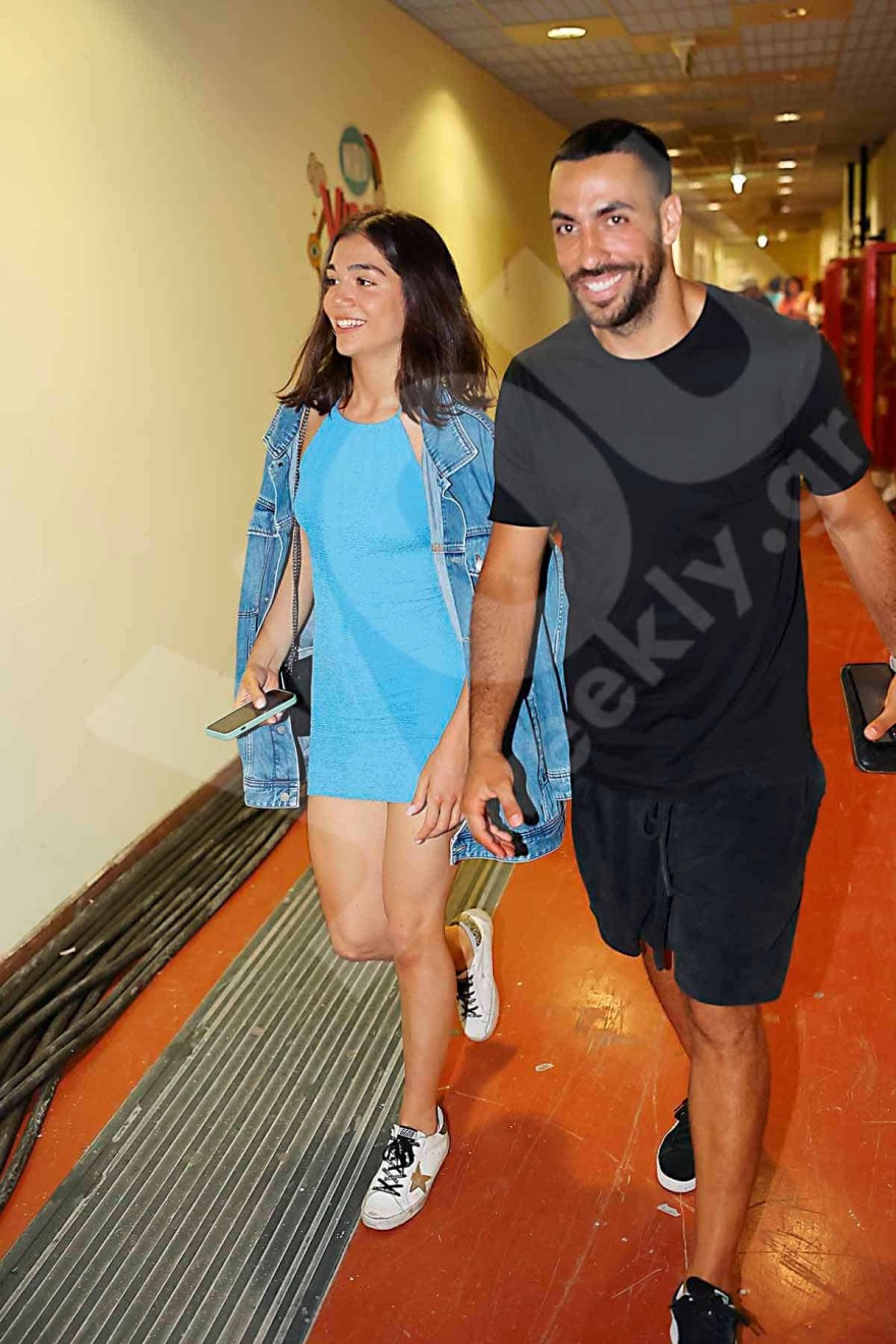 Παρασκήνια MAD VMA: Με μίνι γαλάζιο φόρεμα η Μελίνα Νικολαΐδη - Χέρι χέρι με τον 34χρονο σύντροφό της στους διαδρόμους