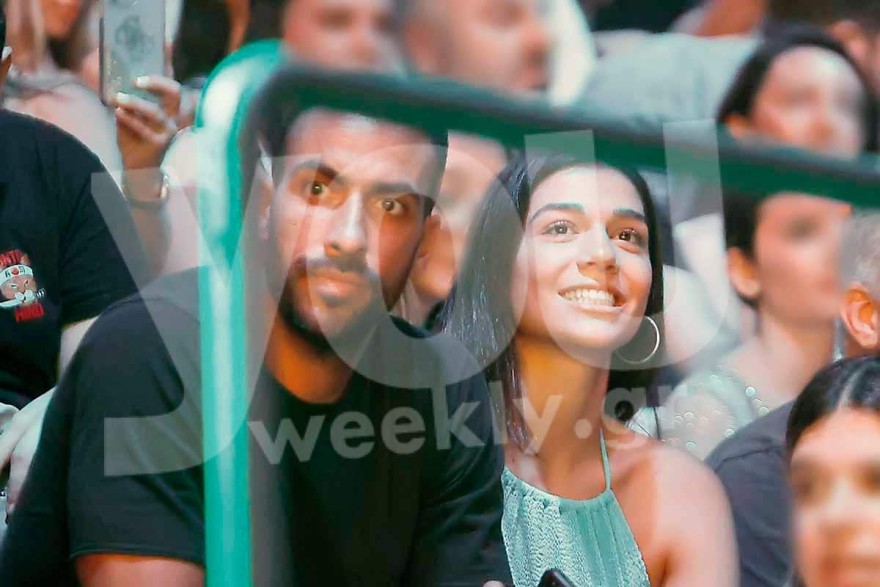 Παρασκήνια MAD VMA: Με μίνι γαλάζιο φόρεμα η Μελίνα Νικολαΐδη - Χέρι χέρι με τον 34χρονο σύντροφό της στους διαδρόμους