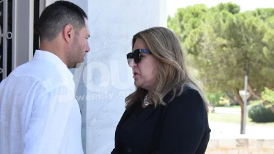 Ένας χρόνος χωρίς τον Γιάννη Κοντούλη: Μαυροφορεμένη και θλιμμένη η Δέσποινα Μοιραράκη στο ετήσιο μνημόσυνό του