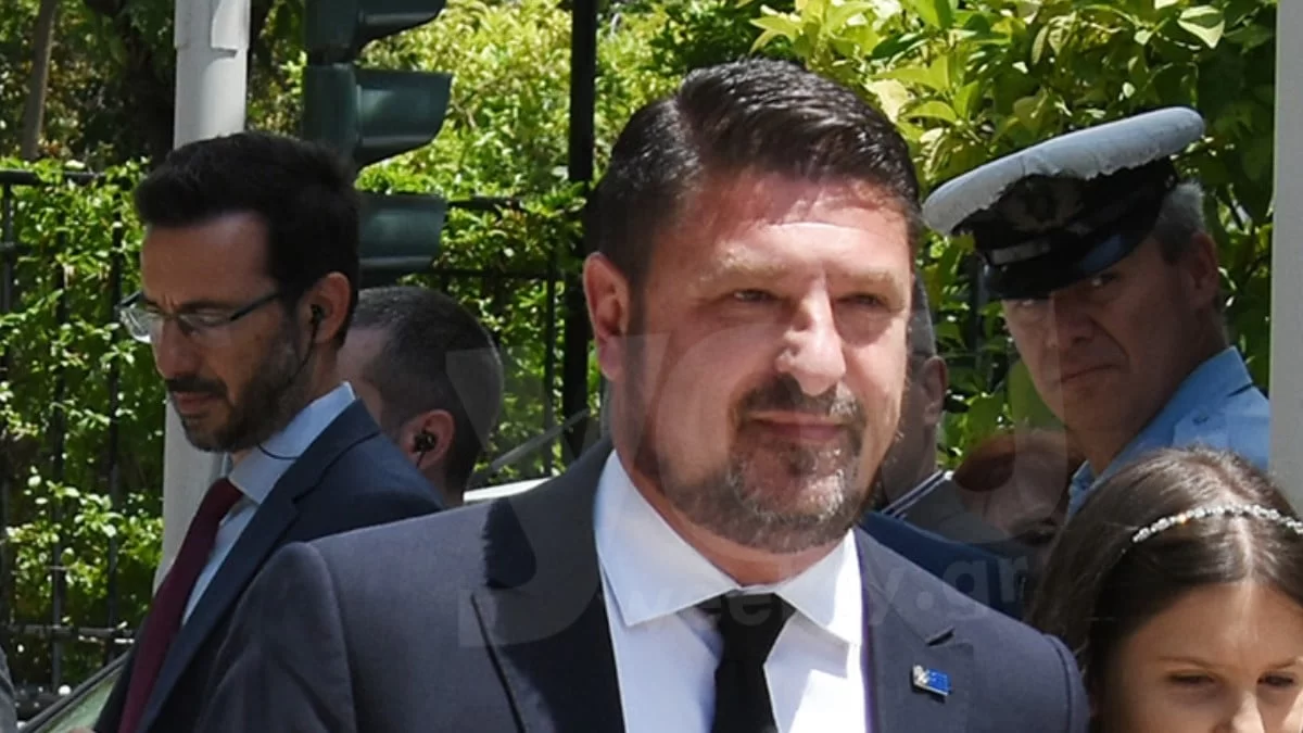 Νίκος Χαρδαλιάς: Με την σύζυγό του και τις κόρες του στην ορκωμοσία της νέας κυβέρνησης