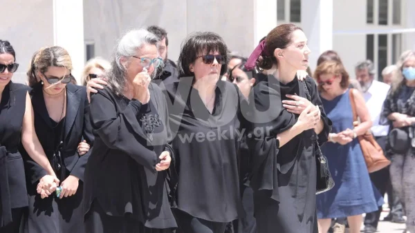 Τραγικές φιγούρες οι κόρες της Νόνικα Γαληνέα στην κηδεία της - Περπατούσαν αγκαλιασμένες σφιχτά με δάκρυα στα μάτια