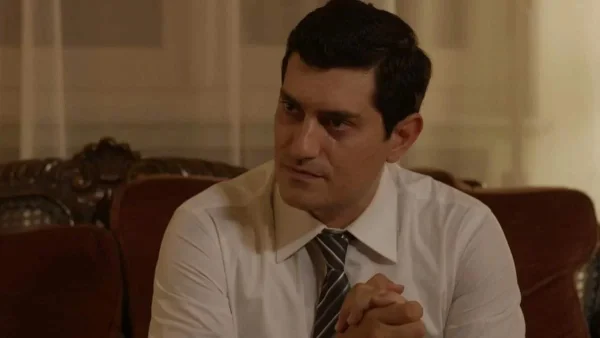 Ο Παράδεισος των κυριών: Μια αποβολή και μια δολοφονία - Τον πνίγει σφίγγοντας μια ζώνη στο λαιμό του