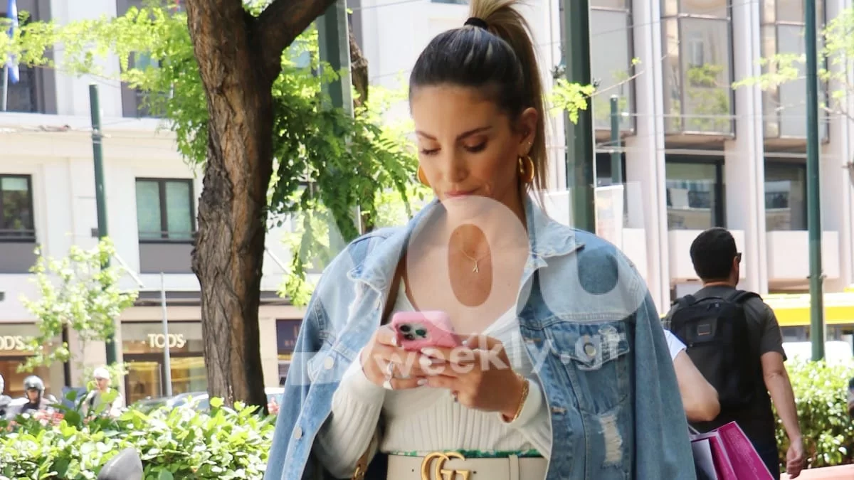 Έκλεψε όλες τις εντυπώσεις η Οικονομάκου στους δρόμους του Παρισιού - Με μακριά θαλασσοπράσινη φούστα & ανοίγματα