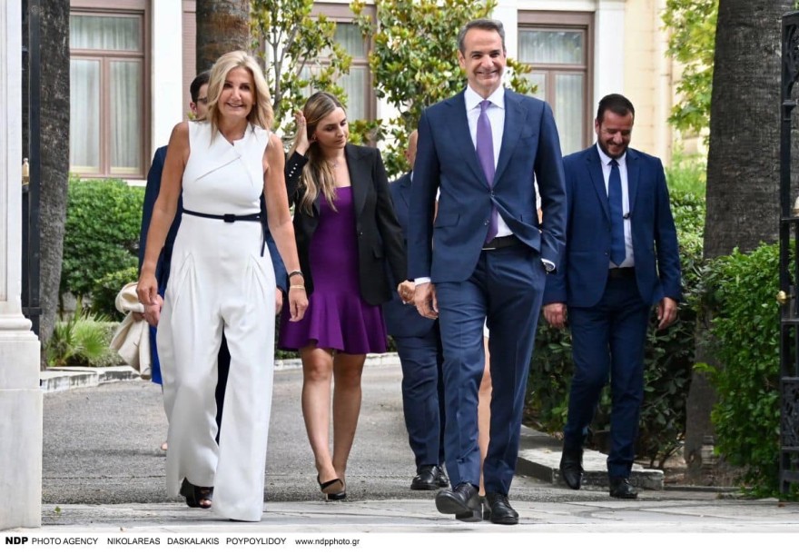 Ορκωμοσία Κ. Μητσοτάκη: Έκλεψαν τα βλέμματα η σύζυγος και οι κόρες του - Τι φόρεσαν