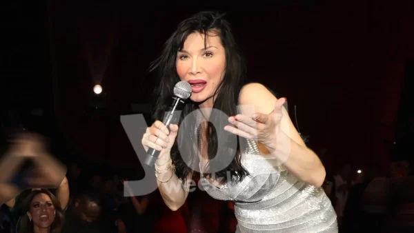 Την αιφνιδίασαν πάνω στη σκηνή με δύο τούρτες υπερπαραγωγή - Η έκπληξη της κόρης της Πάολα για τα γενέθλιά της (Βίντεο)