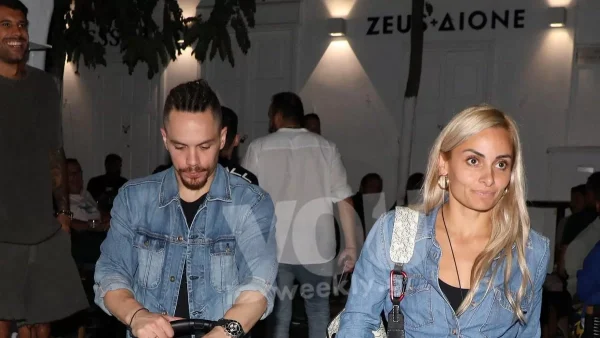 Με αέρινα χρωματιστά φορέματα στα σοκάκια της Τήνου - Ολόκληρα κορίτσια οι κόρες του Πετρούνια & της Μιλλούση