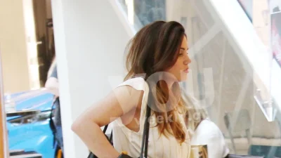 Ντυμένη στα λευκά με πλαστικές σαγιονάρες - Δεν άφηνε λεπτό η Συνατσάκη το καρότσι με την κόρη της