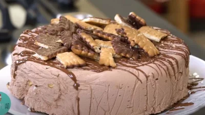 Οικονομική και γευστική επιλογή: Συγκλονιστική τούρτα παγωτό με μόνο 3 υλικά