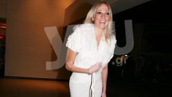 Με μία χούφτα πενηντάρικα μπροστά στην κόρη της η Τζούλια Αλεξανδράτου: «Να μαθαίνει από νωρίς»