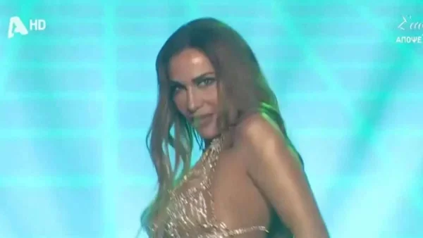 Mad VMA 2023: Με το κλασικό μαύρο μπλουζάκι ο Βασίλης Μπισμπίκης - Κρατούσε από το χέρι την Βανδή στα παρασκήνια (Βίντεο)