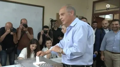 Εκλογές 2023: Σε λάθος εκλογικό τμήμα ο Κυριάκος Βελόπουλος - Μπερδεύτηκε λίγο πριν ρίξει την ψήφο του στην κάλπη