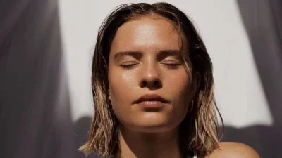 Λιπαρή επιδερμίδα: Πως να τη φροντίσεις και τι προϊόντα να επιλέξεις για να κάνεις το τέλειο ντεμακιγιάζ!