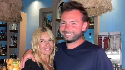 Ιδιαίτερη ημέρα για την Χριστίνα Παππά και την οικογένεια της - Οι φωτογραφίες με την εγγονή της στην Παναγία της Τήνου