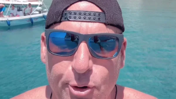 Ημίγυμνος με το μαγιό του πάνω σε σκάφος - Ξεκίνησε τις διακοπές στα ελληνικά νησιά ο Λιάγκας (Βίντεο)