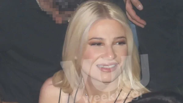 Μοίρασε ''εγκεφαλικά'' η Φαίη Σκορδά με την πόζα και το μαγιό της - Στη θάλασσα με ελάχιστο μακιγιάζ